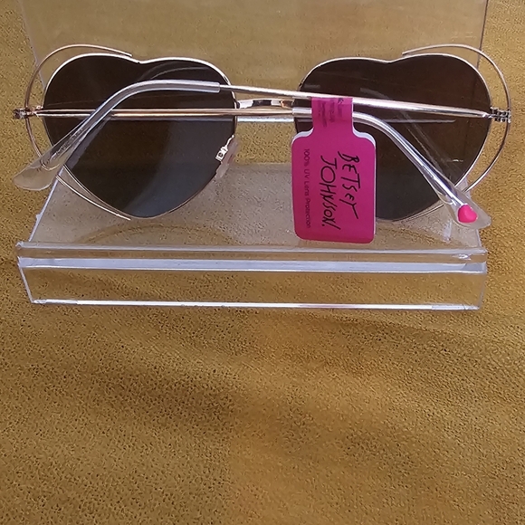 Betsey Johnson Heart Shaped Sunglasses & Sunglass Case Bundle - Picture 6 of 14
